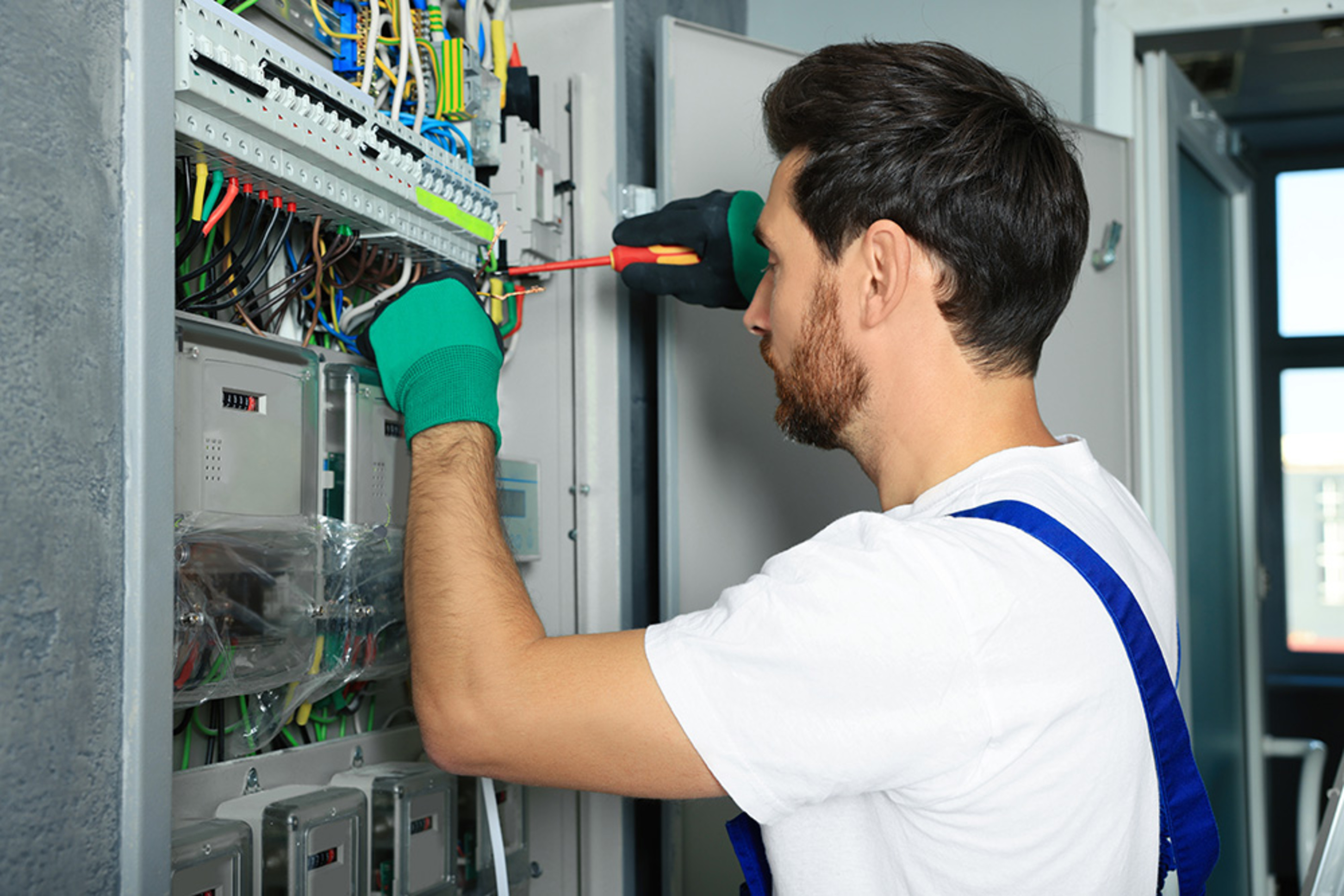 Nieder&shy;spannungs&shy;anlagen bei Döllgast Elektroanlagen Partnach GmbH & Co. KG in Garmisch-Partenkirchen